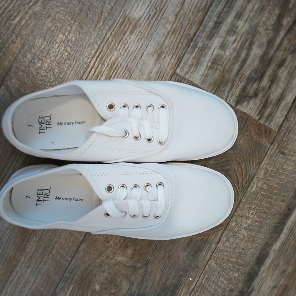 Time and Tru Women's White Sneakers neverworn